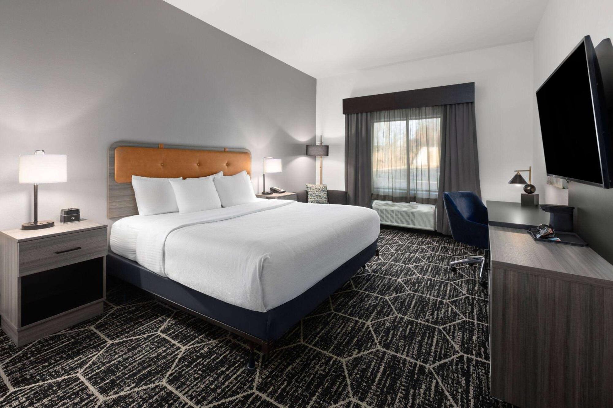 La Quinta Inn & Suites By Wyndham Meridian Exterior photo