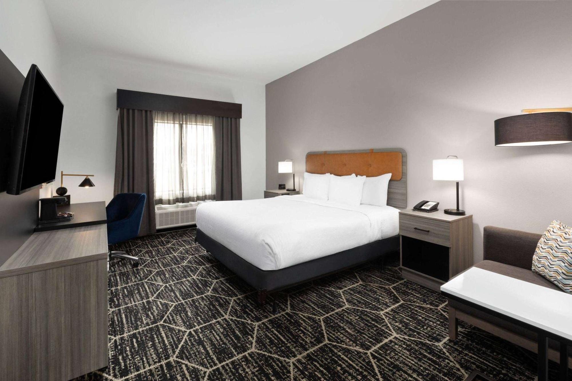 La Quinta Inn & Suites By Wyndham Meridian Exterior photo