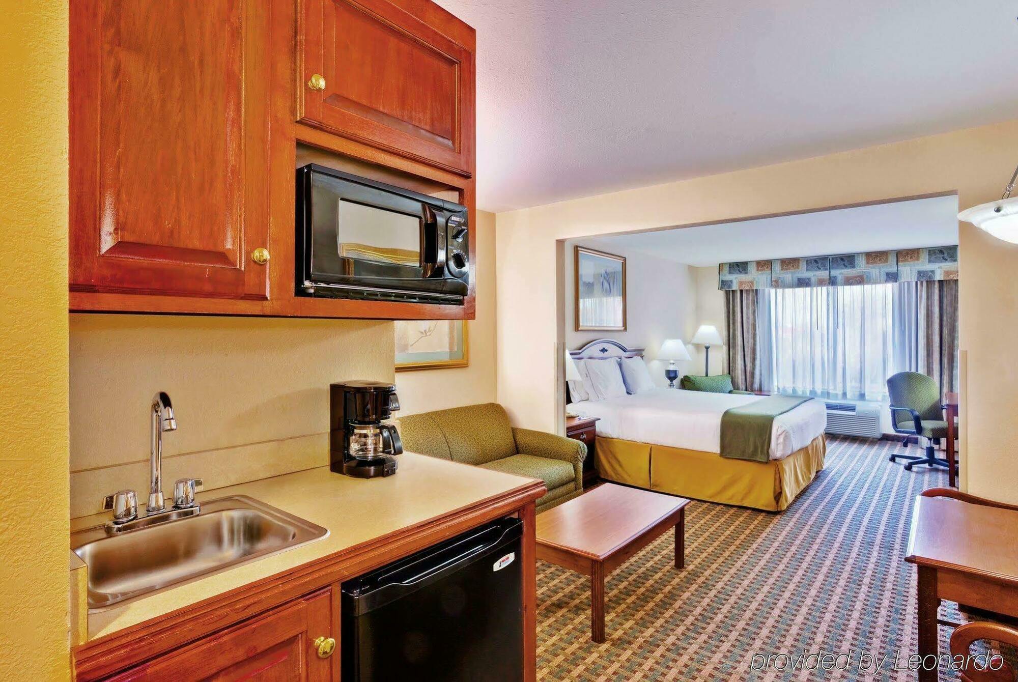 La Quinta Inn & Suites By Wyndham Meridian Room photo